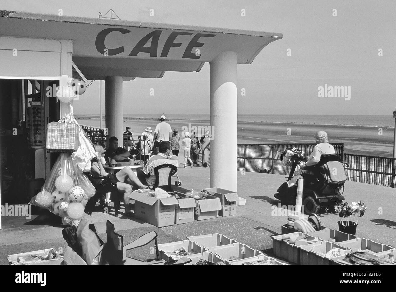 Strandcafe und Geschäfte entlang der Promenade in Mablethorpe, Lincolnshire, England. VEREINIGTES KÖNIGREICH Stockfoto