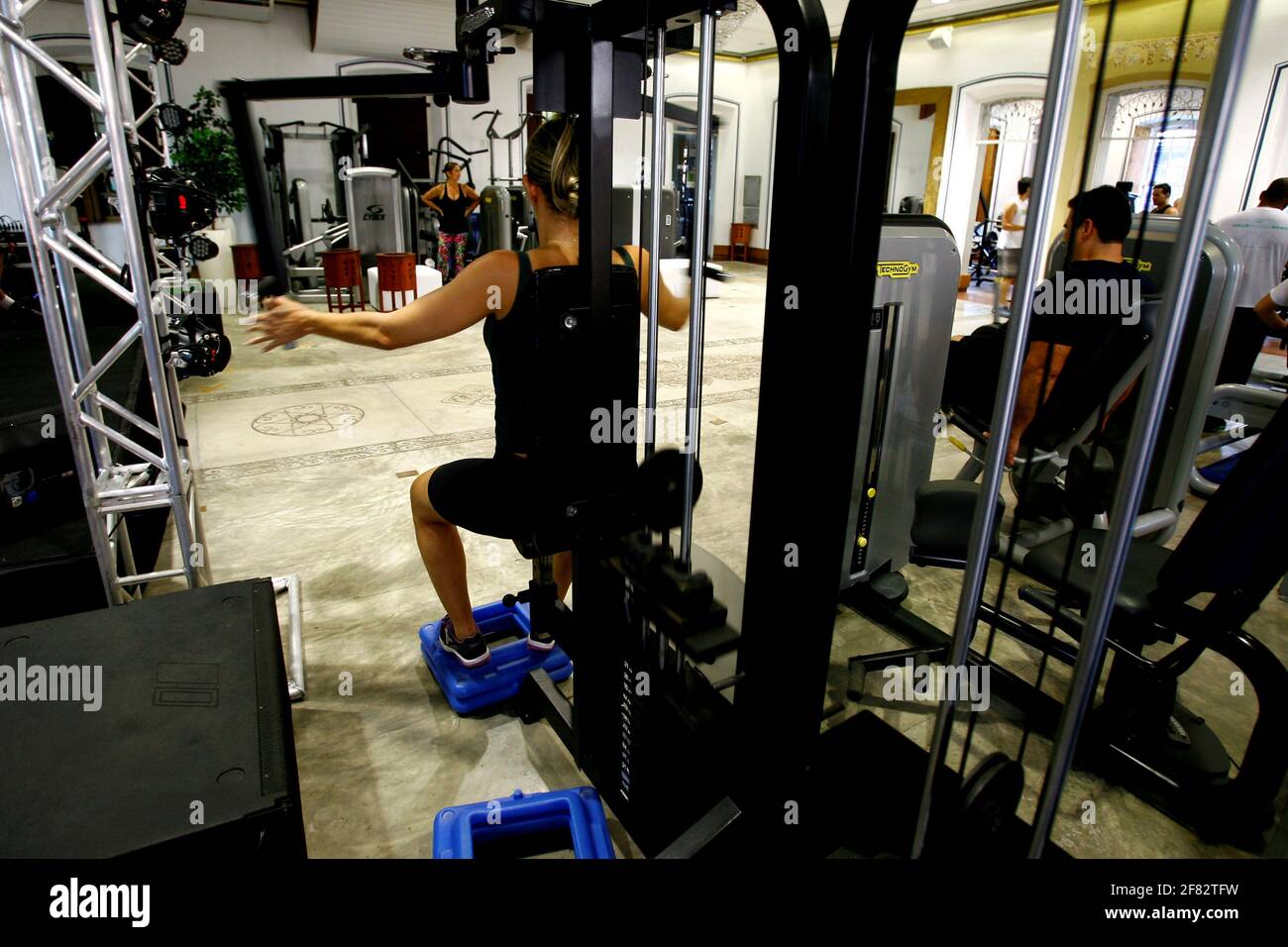 salvador, bahia / brasilien - 13. oktober 2014: In einem Fitnessstudio in der Nähe von Rio Vermelho in der Stadt Salva werden Menschen körperlich aktiv Stockfoto