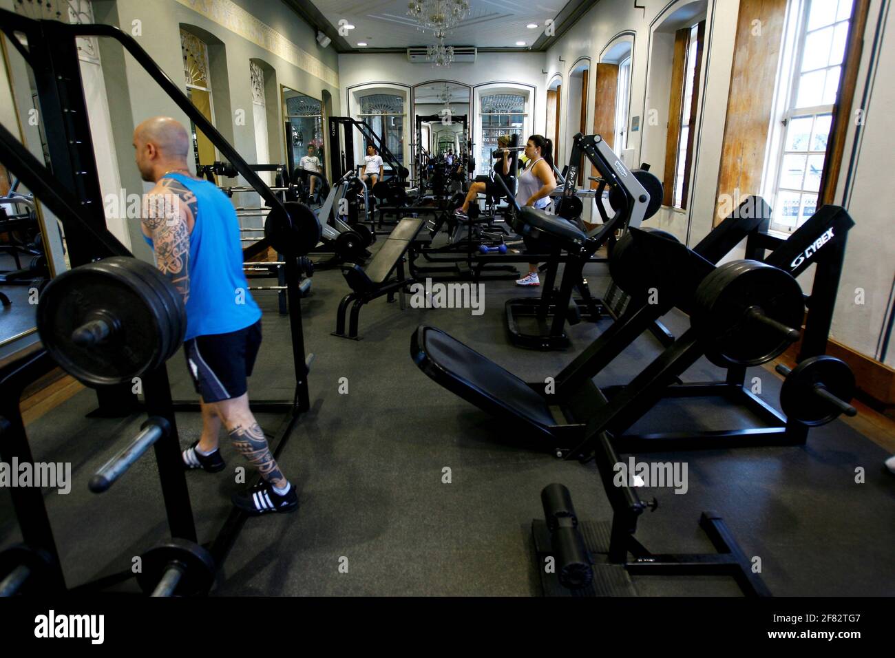 salvador, bahia / brasilien - 13. oktober 2014: In einem Fitnessstudio in der Nähe von Rio Vermelho in der Stadt Salva werden Menschen körperlich aktiv Stockfoto