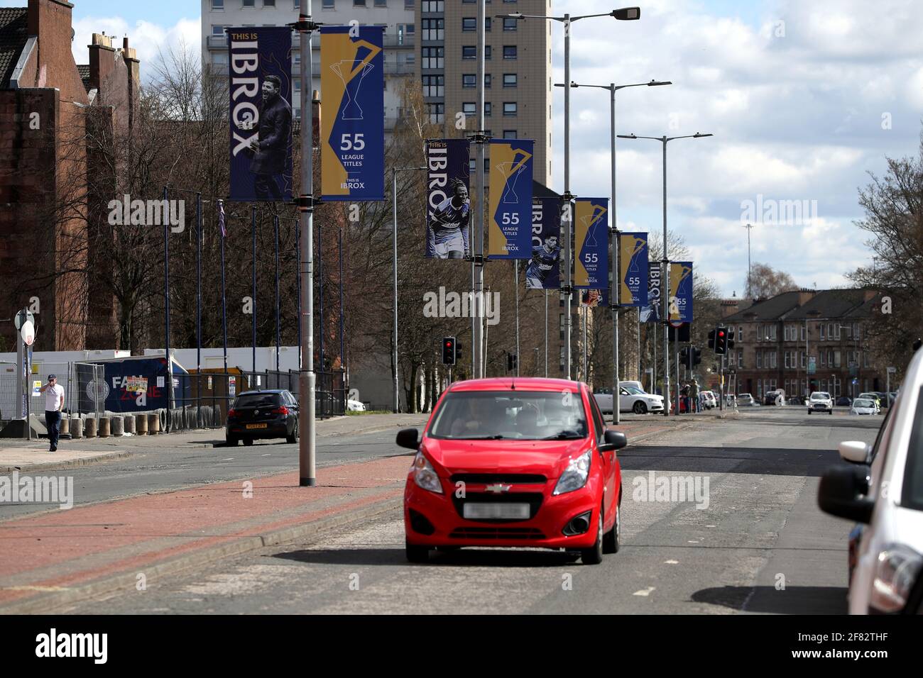 An den Laternenpfosten hängen Transparente, die an die 55 Ligapitel der Rangers vor dem Spiel der schottischen Premiership im Ibrox Stadium, Glasgow, erinnern. Bilddatum: Sonntag, 11. April 2021. Stockfoto