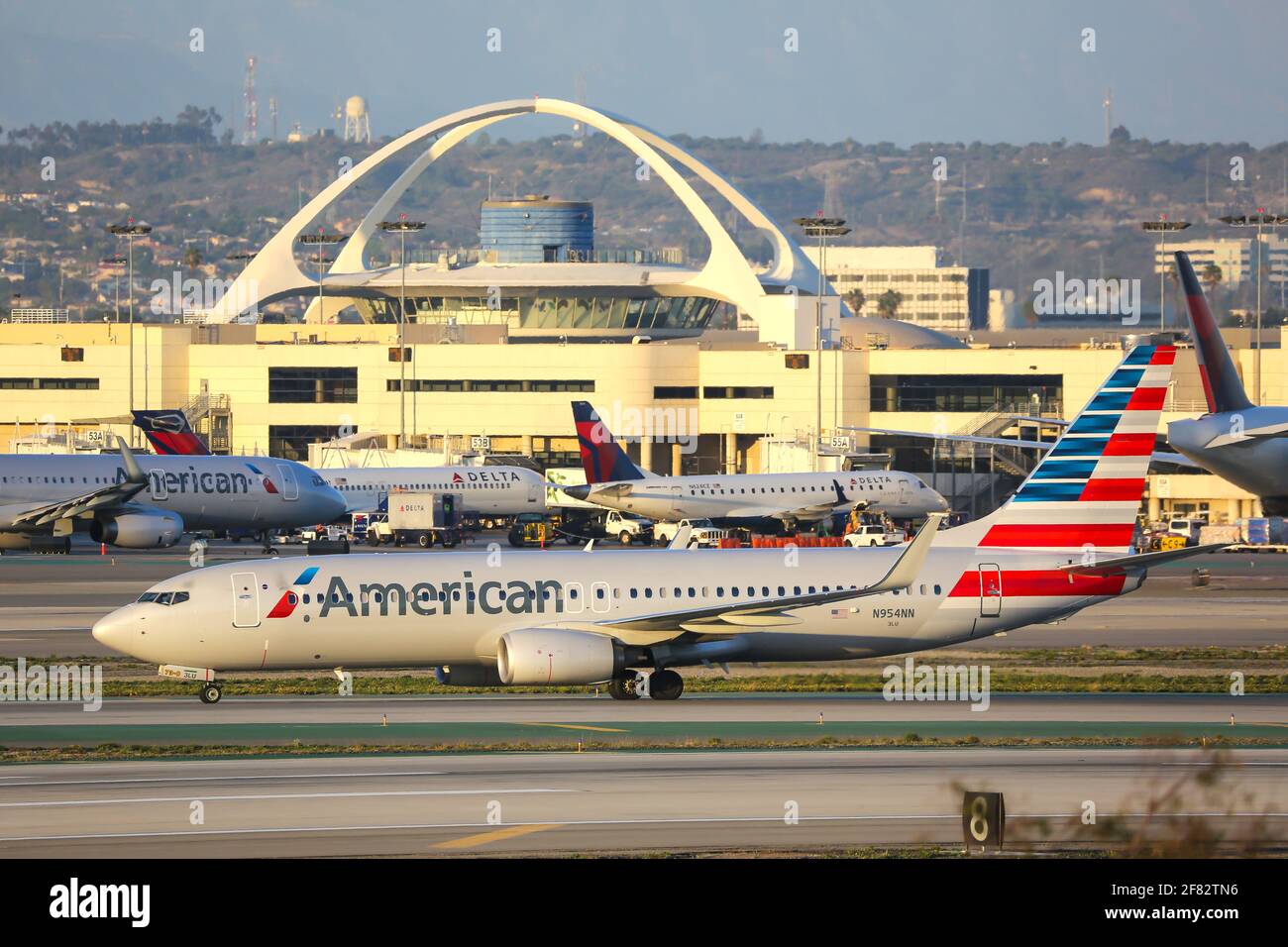 Los Angeles, USA – 20. Februar 2016: American Airlines Boeing 737-800 am Flughafen Los Angeles (LAX) in den Vereinigten Staaten. Boeing ist ein Flugzeugmanufa Stockfoto