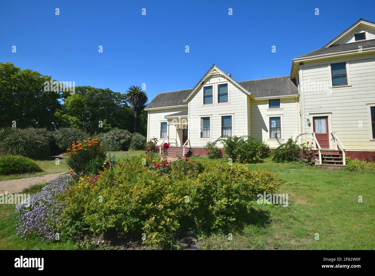 Landschaft mit Blick auf restaurierte Gebäude im viktorianischen Stil auf dem Gelände der Wilder Ranch in Santa Cruz, Kalifornien, USA. Stockfoto