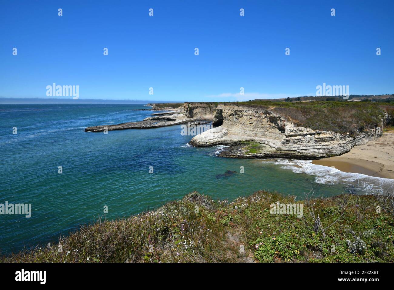 Malerische Fels- und Klippenlandschaft mit Panoramablick auf Strawberry Beach im Wilder Rach State Park in Santa Cruz, Kalifornien, USA. Stockfoto