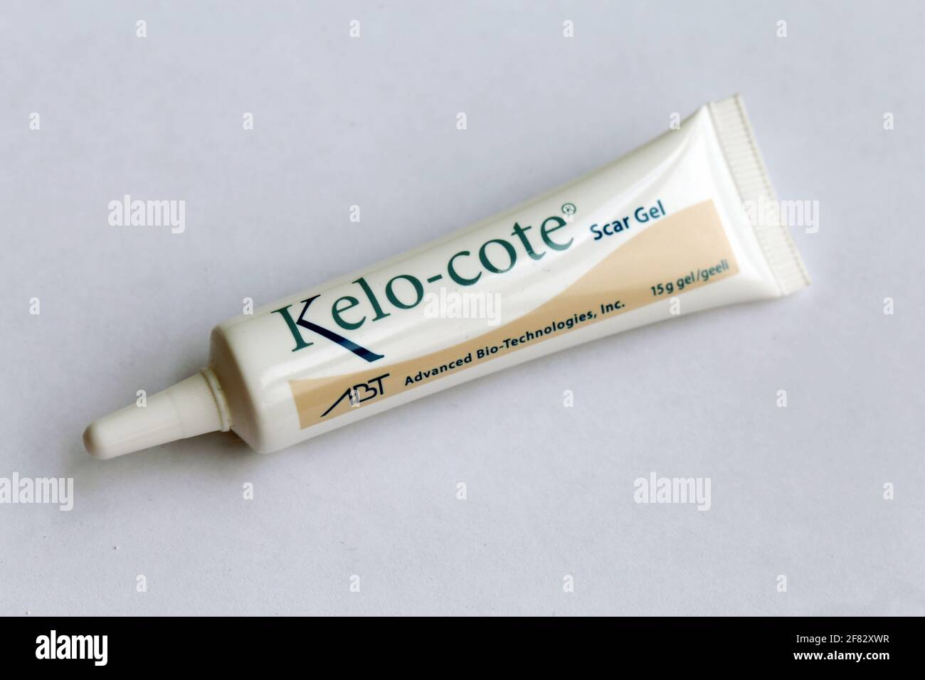 KELO-cote - Tube of Narbe Treatment Salbendroge zur Vorbeugung und Behandlung von Keloiden und hypertrophen Narben nach Unfällen und Operationen. Nahaufnahme des Bildes. Stockfoto