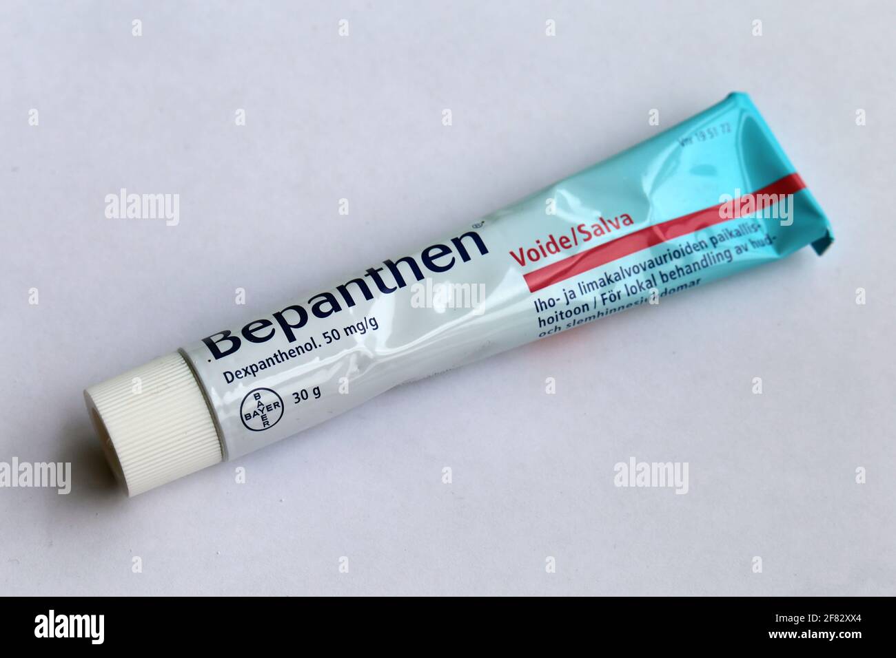 Bepanthen tube - Dexpanthenol Salbe verwendet, um verschiedene Haut und Schleimhaut Bedingungen zu behandeln. Gutes Medikament gegen Allergien, Juckreiz, kleine Verbrennungen und andere Krankheiten Stockfoto