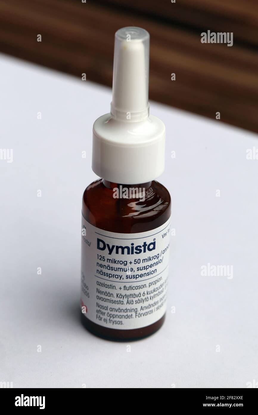 Dymista Nasenspray: 125 Mikrogramm Azelastin und 50 Mikrogramm Fluticason. Intranasales Spray, das Allergiesymptome und geschwollene Schleimhäute lindert Stockfoto