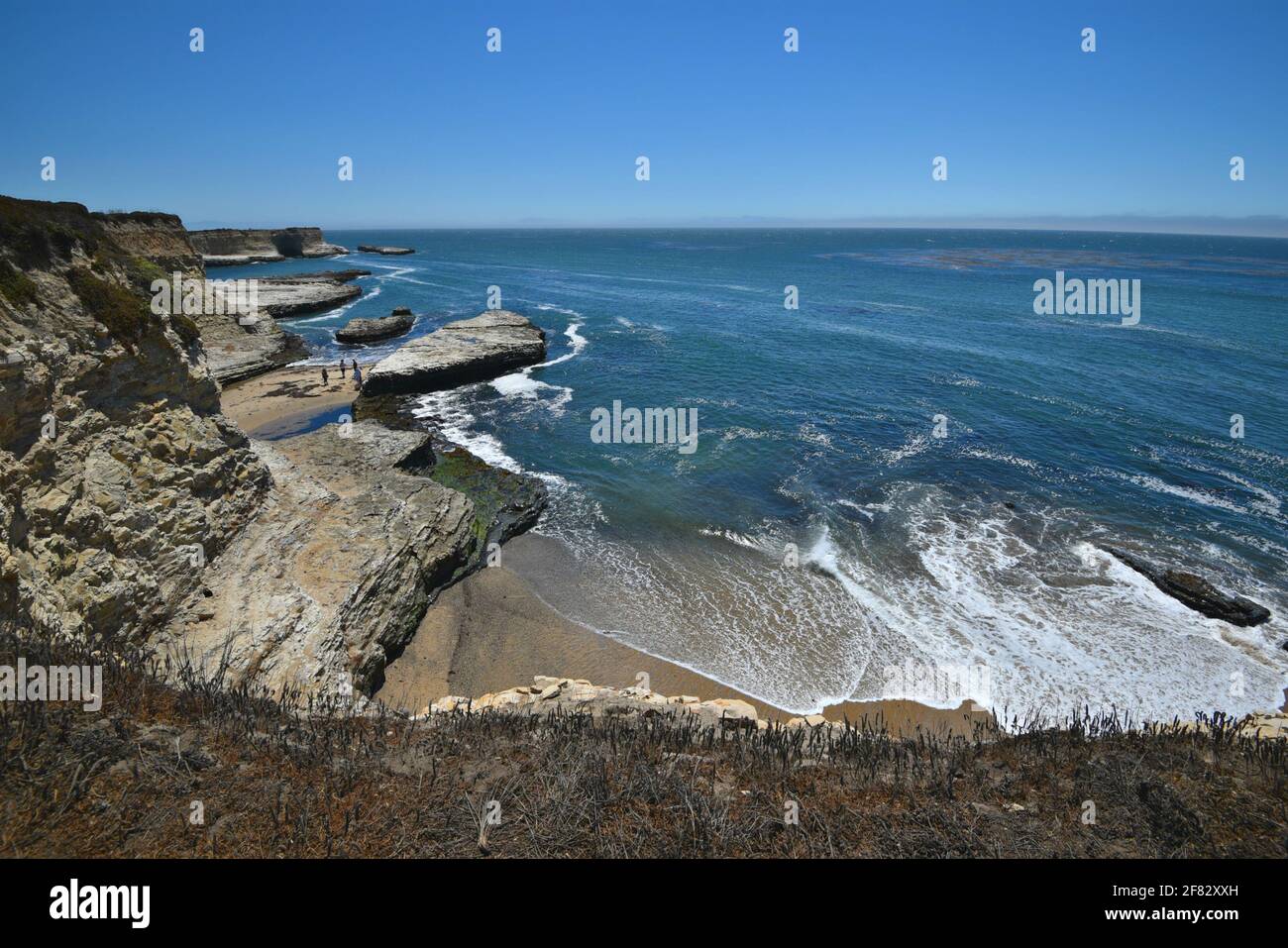 Malerische Felsenlandschaft mit einem isolierten Sandstrand im Wilder Ranch State Park in Santa Cruz, Kalifornien, USA. Stockfoto