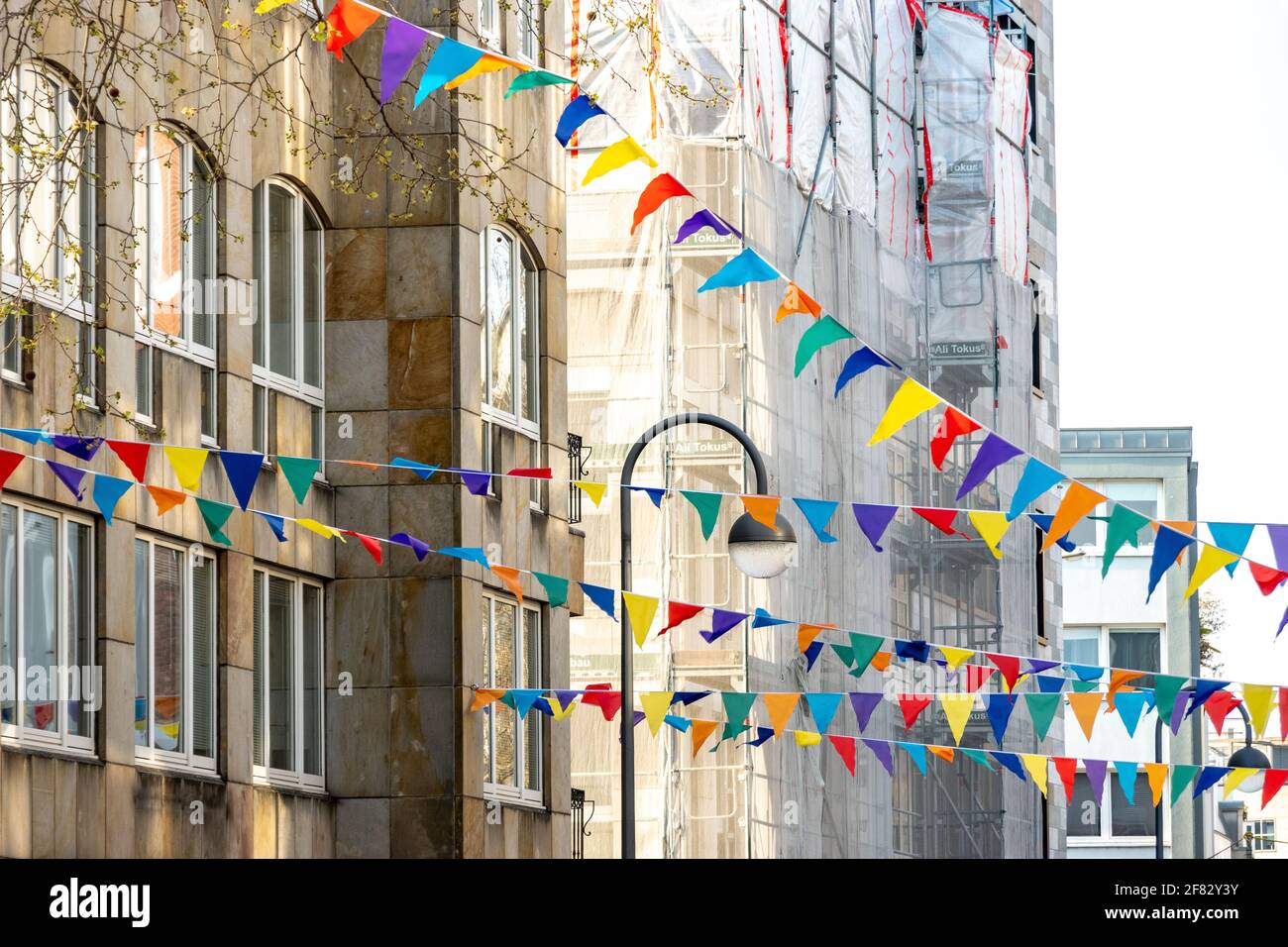 Straße in Köln mit bunten Wimpern Stockfoto