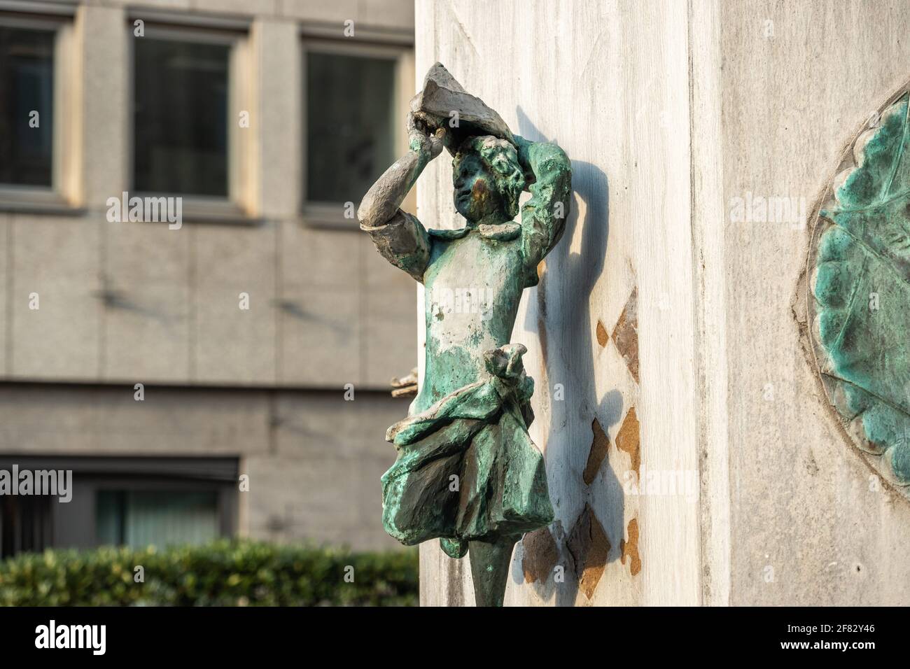 Figur an einem Brunnen in der Breiten Straße in Köln Stockfoto