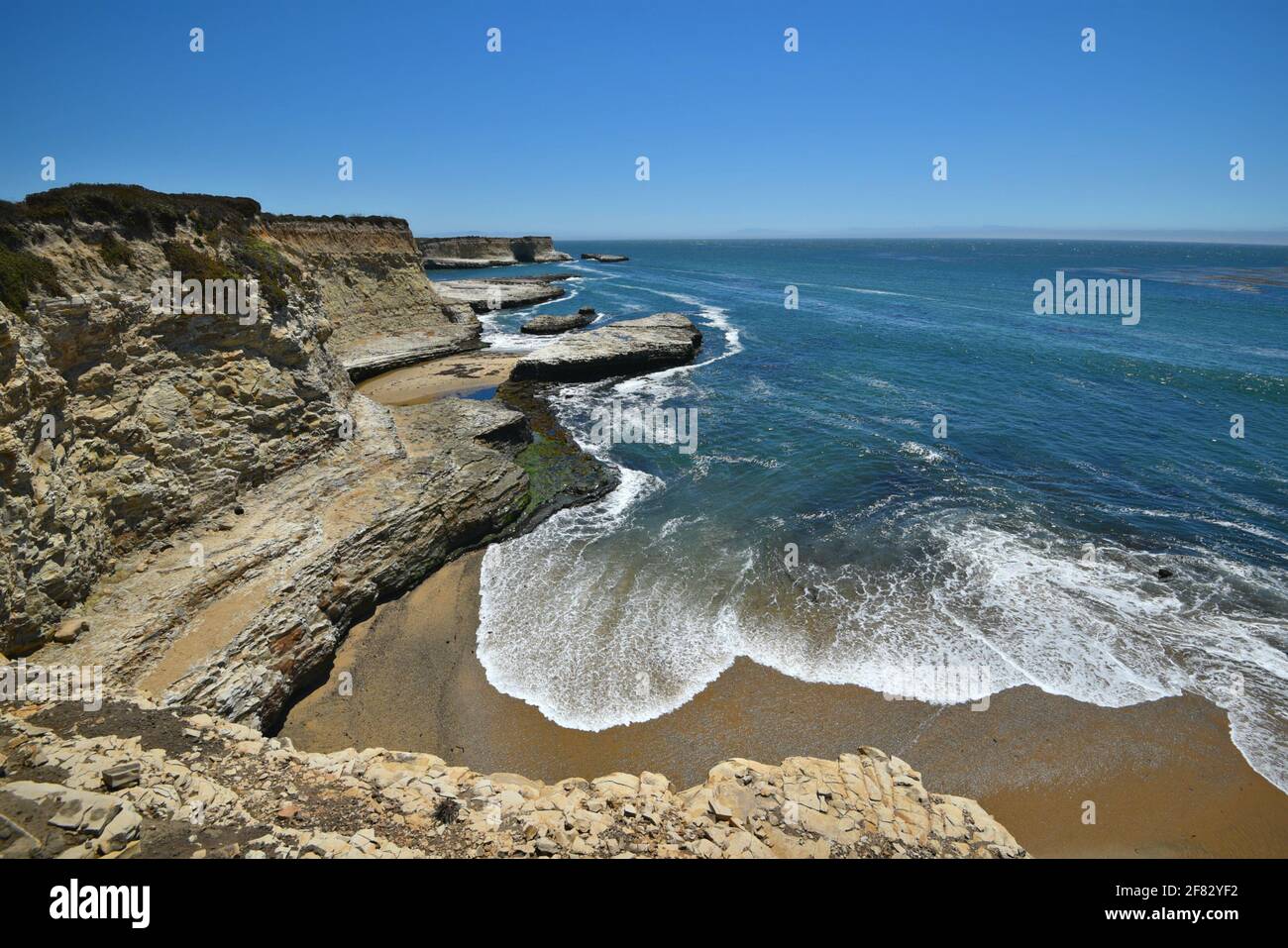 Malerische Felsenlandschaft mit einem isolierten Sandstrand im Wilder Ranch State Park in Santa Cruz, Kalifornien, USA. Stockfoto