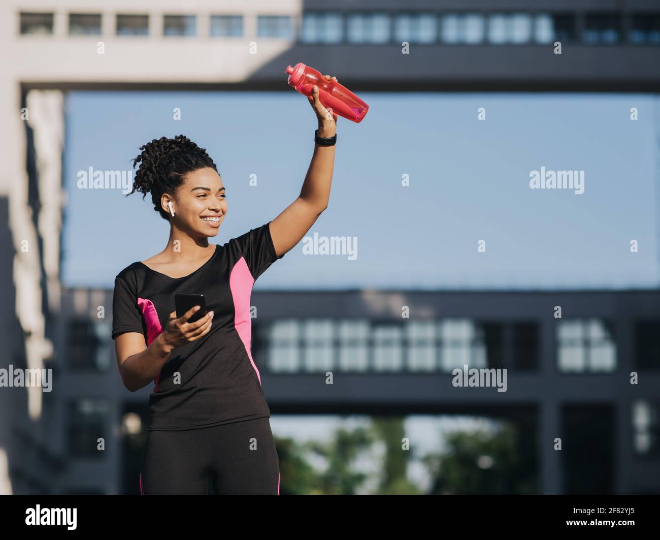 Positive Emotionen, grüßen Sie Freunde, trainieren Sie im Freien oder führen Sie einen persönlichen Coach durch Stockfoto