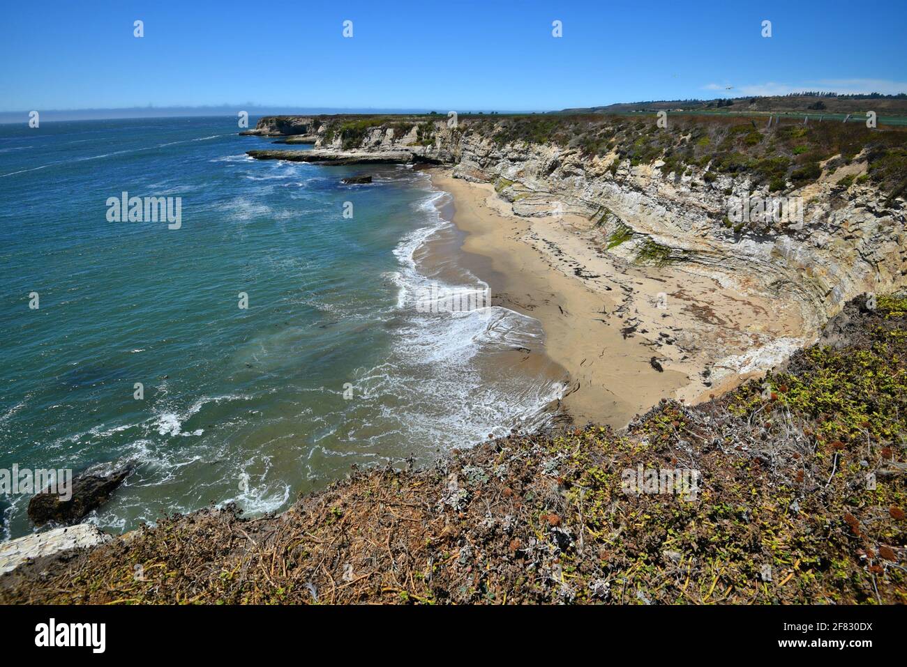 Malerische Felsenlandschaft mit einem isolierten Sandstrand im Wilder Ranch State Park in Santa Cruz, Kalifornien, USA. Stockfoto