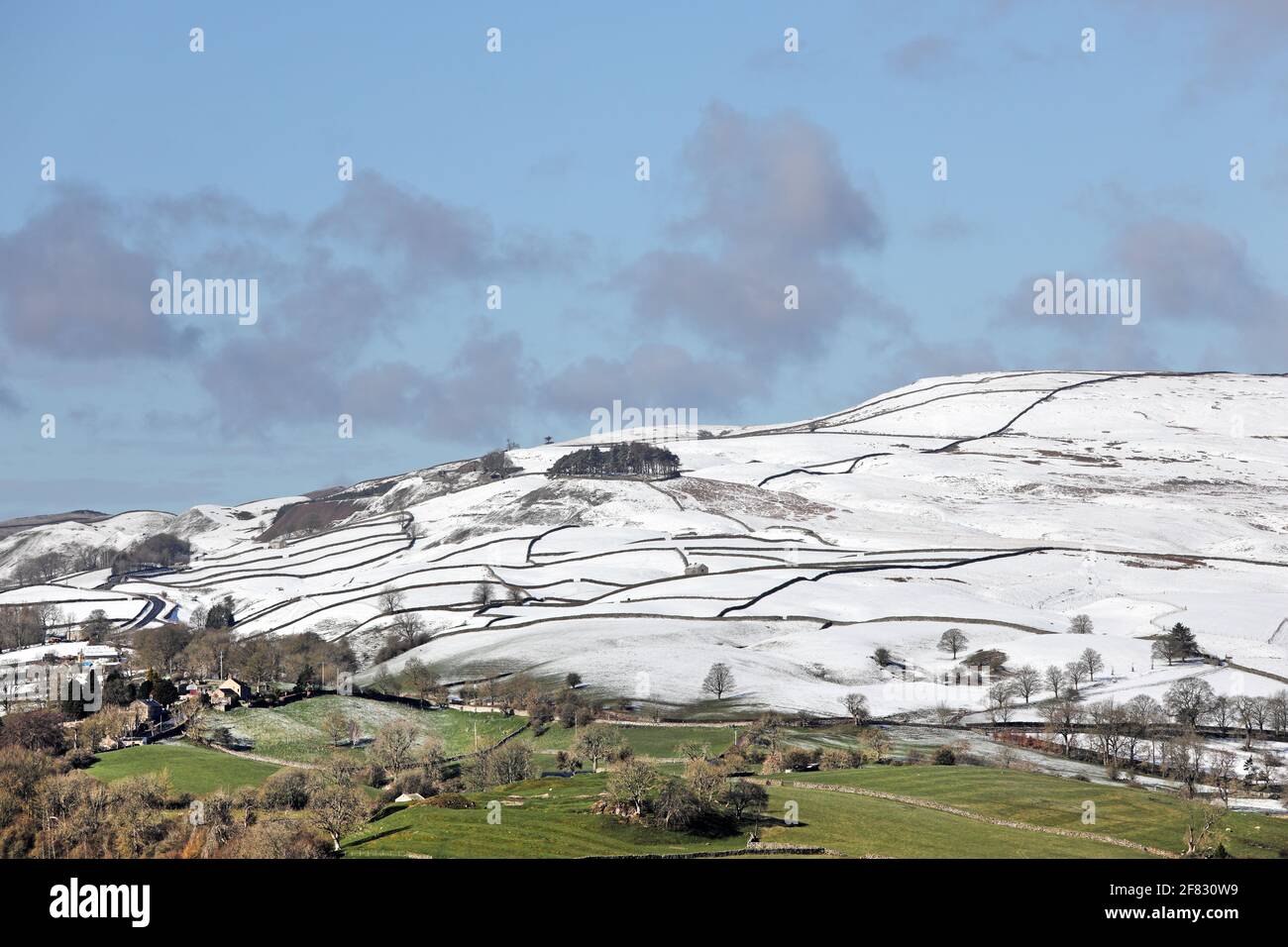 Middleton-in-Teesdale, Teesdale, County Durham, Großbritannien. April 2021. Wetter in Großbritannien. Heftige Schneeschauer über Middleton-in-Teesdale lassen eine starke Abgrenzung zwischen dem Winter in den Hügeln und den Frühlingsbedingungen im Tal bestehen. Kredit: David Forster/Alamy Live Nachrichten Stockfoto