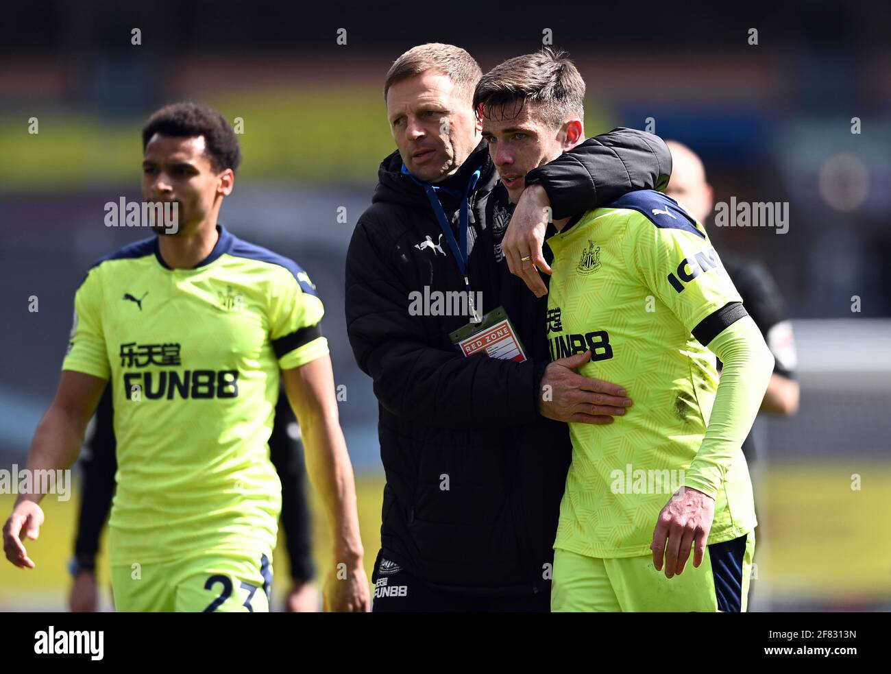 Der Trainer von Newcastle United, Graeme Jones und Ciaran Clark, feiern nach dem letzten Pfiff des Premier League-Spiels in Turf Moor, Burnley. Bilddatum: Sonntag, 11. April 2021. Stockfoto