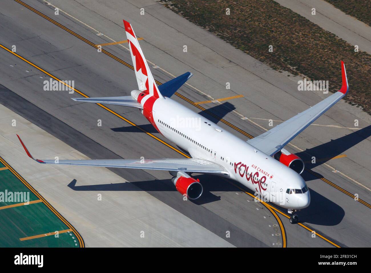 Los Angeles, USA - 20. Februar 2016: Air Canada Rouge Boeing 767-300 am Flughafen Los Angeles (LAX) in den USA. Boeing ist eine Basis für Flugzeughersteller Stockfoto