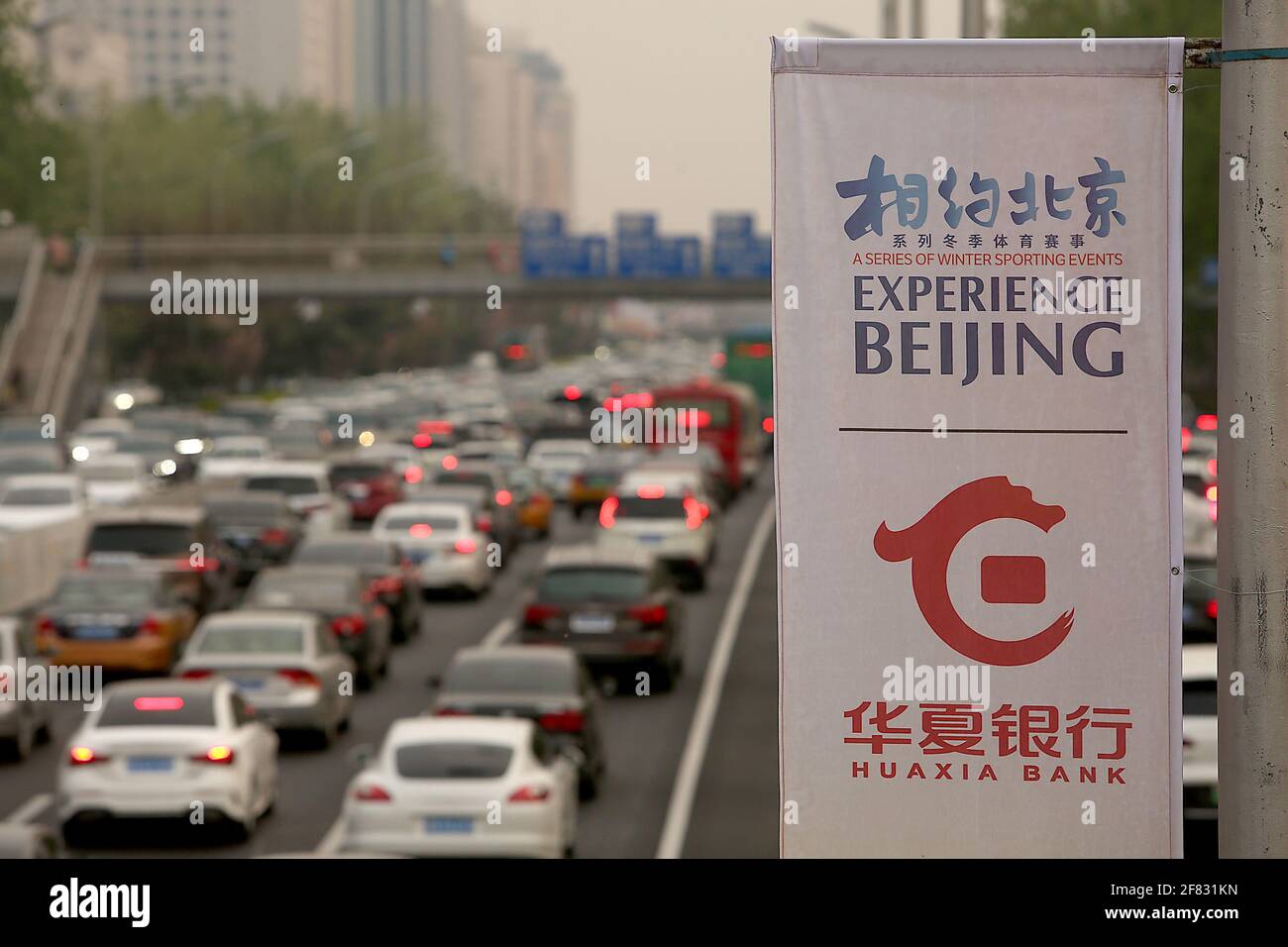 Peking, China. April 2021. Am Sonntag, den 11. April 2021, hängen in Peking an einer belebten Schnellstraße Banner für die bevorstehenden Wintersportereignisse vor den Olympischen Winterspielen 2022. Chinas Hauptstadt beginnt, Werbekampagnen und Veranstaltungen für die Spiele zu starten, trotz der Androhung eines möglichen Boykotts der Spiele durch die USA und die Europäische Union (EU). Foto von Stephen Shaver/UPI Credit: UPI/Alamy Live News Stockfoto