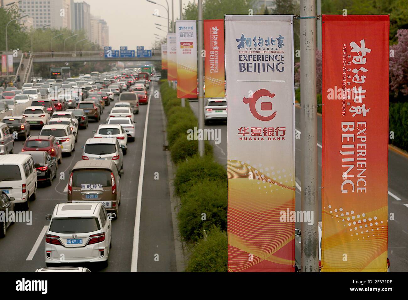 Peking, China. April 2021. Am Sonntag, den 11. April 2021, hängen in Peking an einer belebten Schnellstraße Banner für die bevorstehenden Wintersportereignisse vor den Olympischen Winterspielen 2022. Chinas Hauptstadt beginnt, Werbekampagnen und Veranstaltungen für die Spiele zu starten, trotz der Androhung eines möglichen Boykotts der Spiele durch die USA und die Europäische Union (EU). Foto von Stephen Shaver/UPI Credit: UPI/Alamy Live News Stockfoto