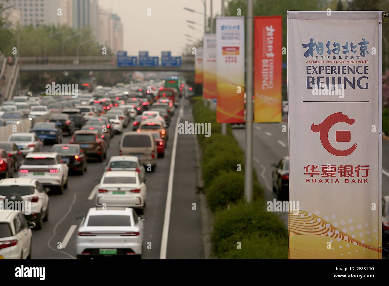 Peking, China. April 2021. Am Sonntag, den 11. April 2021, hängen in Peking an einer belebten Schnellstraße Banner für die bevorstehenden Wintersportereignisse vor den Olympischen Winterspielen 2022. Chinas Hauptstadt beginnt, Werbekampagnen und Veranstaltungen für die Spiele zu starten, trotz der Androhung eines möglichen Boykotts der Spiele durch die USA und die Europäische Union (EU). Foto von Stephen Shaver/UPI Credit: UPI/Alamy Live News Stockfoto