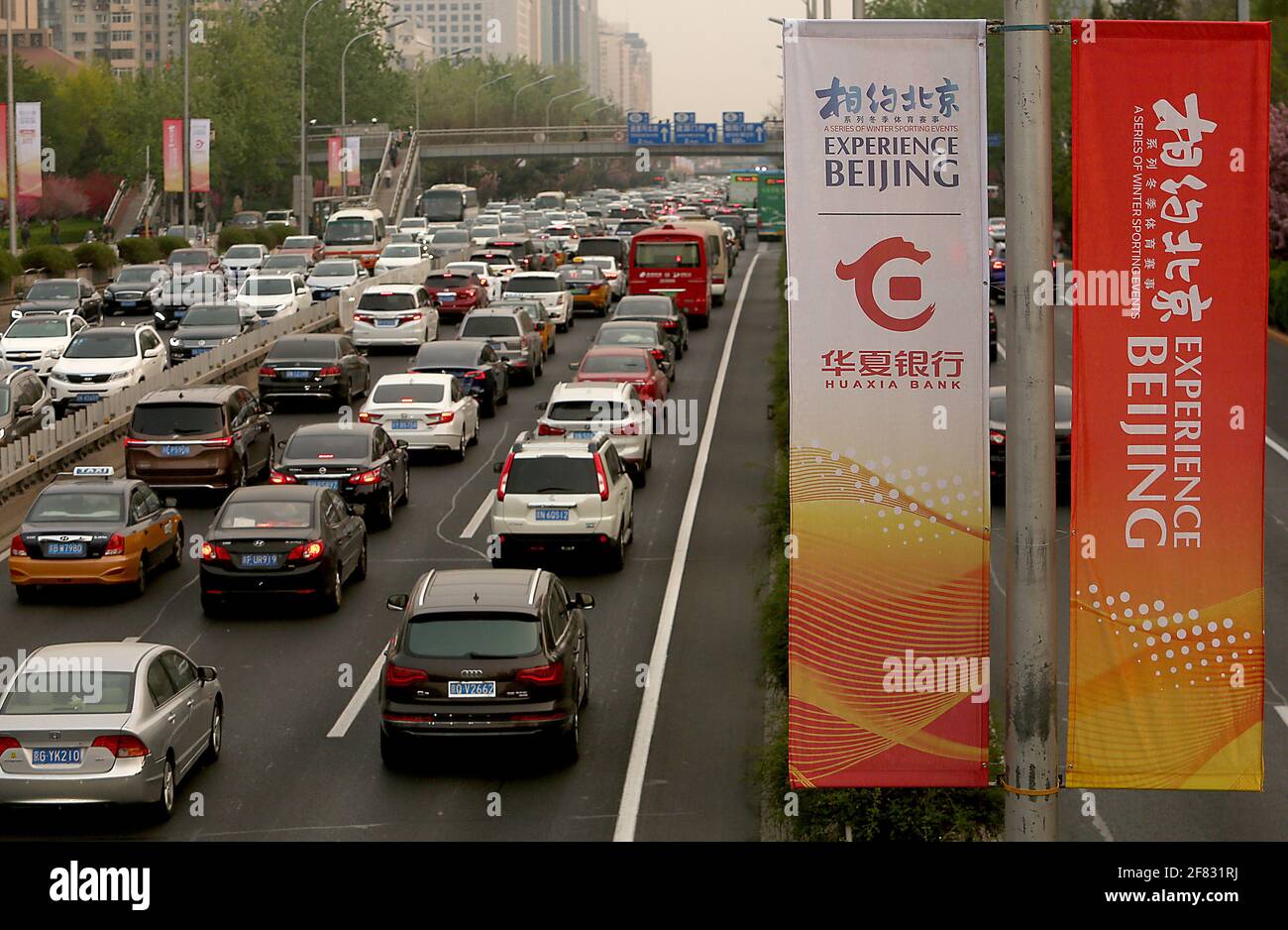 Peking, China. April 2021. Am Sonntag, den 11. April 2021, hängen in Peking an einer belebten Schnellstraße Banner für die bevorstehenden Wintersportereignisse vor den Olympischen Winterspielen 2022. Chinas Hauptstadt beginnt, Werbekampagnen und Veranstaltungen für die Spiele zu starten, trotz der Androhung eines möglichen Boykotts der Spiele durch die USA und die Europäische Union (EU). Foto von Stephen Shaver/UPI Credit: UPI/Alamy Live News Stockfoto