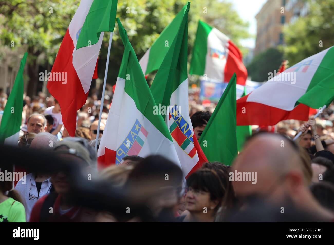 Roma, Italia - 25 aprile 2018: Il corteo dell'Anpi sfila per le strade della capitale in occasione dell'anniversario della Liberazione d'Italia Stockfoto