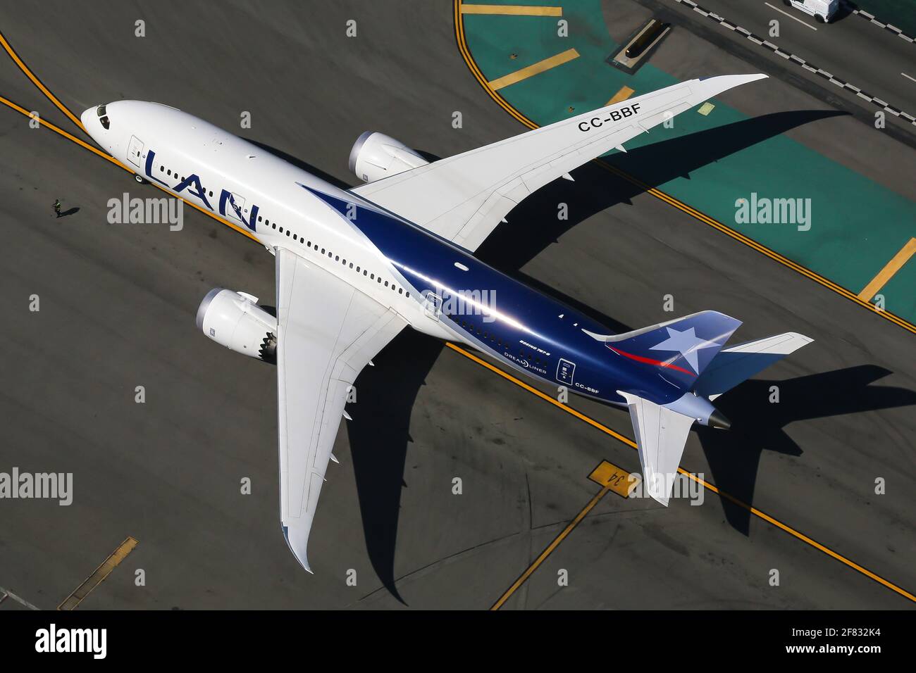 Los Angeles, USA - 20. Februar 2016: LAN Boeing 787-8 am Flughafen Los Angeles (LAX) in den USA. Boeing ist ein Flugzeughersteller mit Sitz in Seattle, W Stockfoto