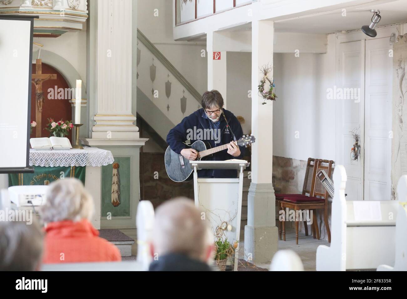 11. April 2021, Thüringen, Tröbnitz: Friedbert Reinert, der Initiator des Tälerpigerwegs, singt in der Wallfahrtskirche. Am 11.04.21 beginnt die Saison auf dem Tälerpilgerweg im Saale-Holzland und Saale-Orla-Kreis in Thüringen. Unter dem Motto 'individuell und doch gemeinsam - vernetzt auf dem Valley Wallriage Trail' findet statt. Danach werden die Pilger eingeladen, auf eine individuelle Pilgerfahrt zu gehen. Foto: Bodo Schackow/dpa-Zentralbild/dpa Stockfoto