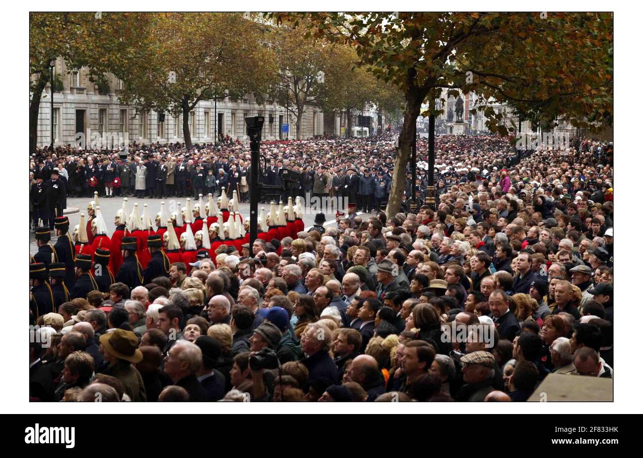Die Königin führte Tausende von Kriegsveteranen in der Erinnerung Service im Cenotaph in London.pic David Sandison 9/11/2003 Stockfoto
