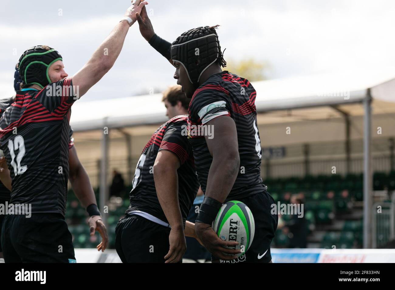 LONDON, GROSSBRITANNIEN. 11. APRIL: Maro Itoje von Saracens feiert mit seinen Teamkollegen, nachdem er beim Greene King IPA Championship-Spiel zwischen Saracens und Bedford Blues am Sonntag, 11. April 2021, im Allianz Park, London, einen Versuch gemacht hat. (Kredit: Juan Gasparini, MI News) Kredit: MI Nachrichten & Sport /Alamy Live Nachrichten Stockfoto
