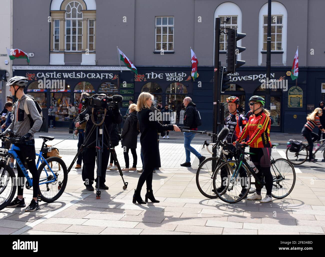 TV-Journalist interviewing zwei Radfahrer vor Cardiff Castle vor der 41 Gewehrgruß zum Tod von Prinz Philip Stockfoto