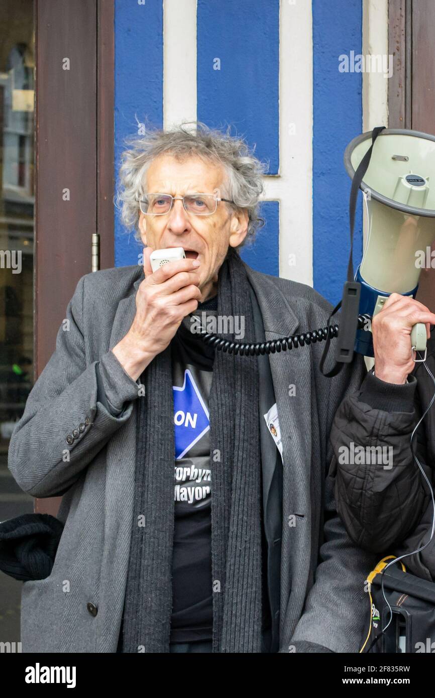 RICHMOND, LONDON, ENGLAND - 10. April 2021: Piers Corbyn spricht auf einem Megaphon, während er seine BÜRGERMEISTERLICHE Kampagne IN Richmond, DIE LONDON LEBEN LASSEN soll, propagiert Stockfoto