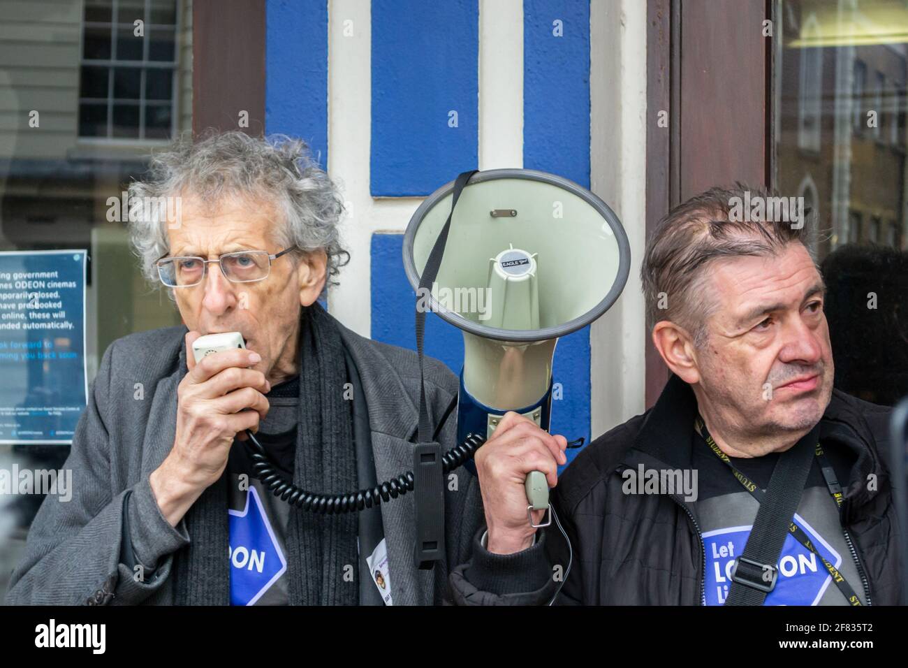 RICHMOND, LONDON, ENGLAND - 10. April 2021: Piers Corbyn spricht auf einem Megaphon, während er seine BÜRGERMEISTERLICHE Kampagne IN Richmond, DIE LONDON LEBEN LASSEN soll, propagiert Stockfoto