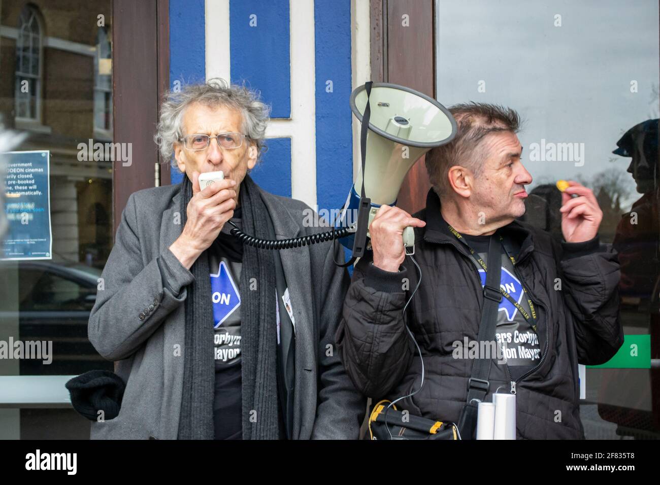 RICHMOND, LONDON, ENGLAND - 10. April 2021: Piers Corbyn spricht auf einem Megaphon, während er seine BÜRGERMEISTERLICHE Kampagne IN Richmond, DIE LONDON LEBEN LASSEN soll, propagiert Stockfoto