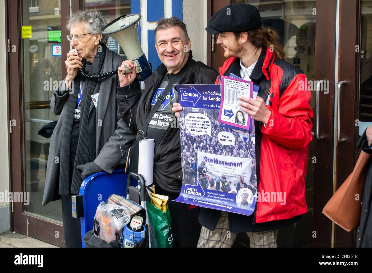 RICHMOND, LONDON, ENGLAND - 10. April 2021: Piers Corbyn spricht auf einem Megaphon, während er seine BÜRGERMEISTERLICHE Kampagne IN Richmond, DIE LONDON LEBEN LASSEN soll, propagiert Stockfoto