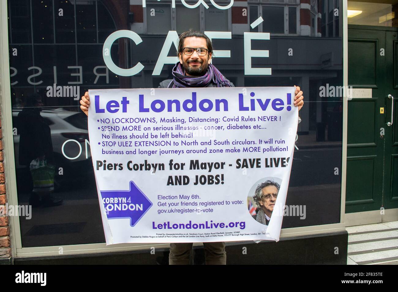 RICHMOND, LONDON, ENGLAND - 10. April 2021: Der Mann, der Piers Corbyns promotet, LIESS LONDON DIE Londoner Bürgermeisterkampagne in Richmond LEBEN Stockfoto