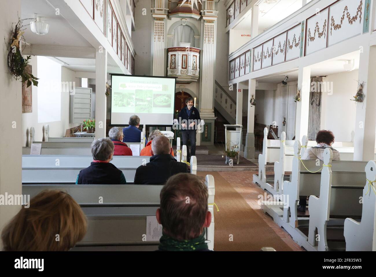 11. April 2021, Thüringen, Tröbnitz: Friedbert Reinert, der Initiator des Tälerpilgerweges, spricht in der Wallfahrtskirche. Am 11.04.21 beginnt die Saison auf dem Tälerpilgerweg im Saale-Holzland und Saale-Orla-Kreis in Thüringen. Unter dem Motto 'allein und doch zusammen - verbunden auf dem Talwanderweg'. Danach wird die Einladung an einzelne Pilger ausgeweitet. Foto: Bodo Schackow/dpa-Zentralbild/dpa Stockfoto