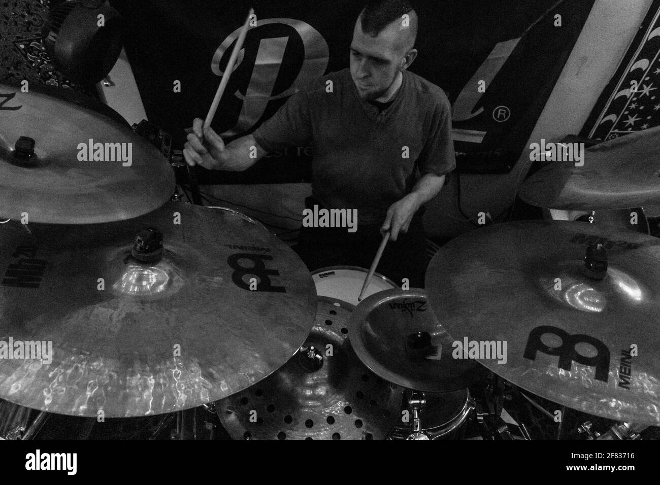 Drum Practice, Drummer und Becken Stockfoto