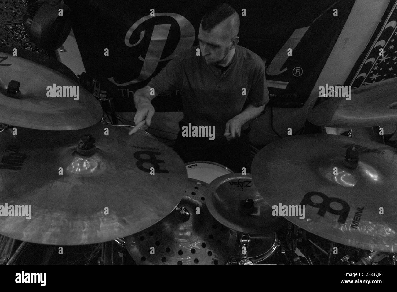 Drum Practice, Drummer und Becken Stockfoto