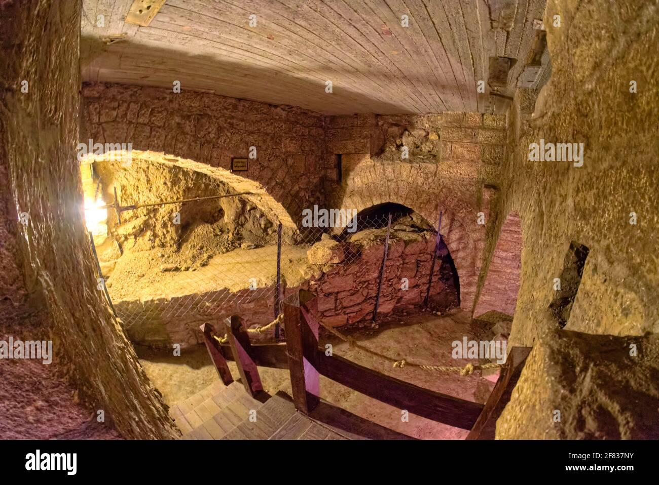 Das Gebiet unter der Kirche wurde in den letzten Jahren sorgfältig ausgegraben, und das gewirr von Räumen und Tunneln darunter nahm @Madaba, Jordanien, ein Stockfoto
