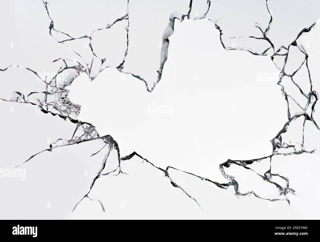 Gebrochenes Glas auf weißem Hintergrund. Beschädigte Fensterstruktur. Stockfoto