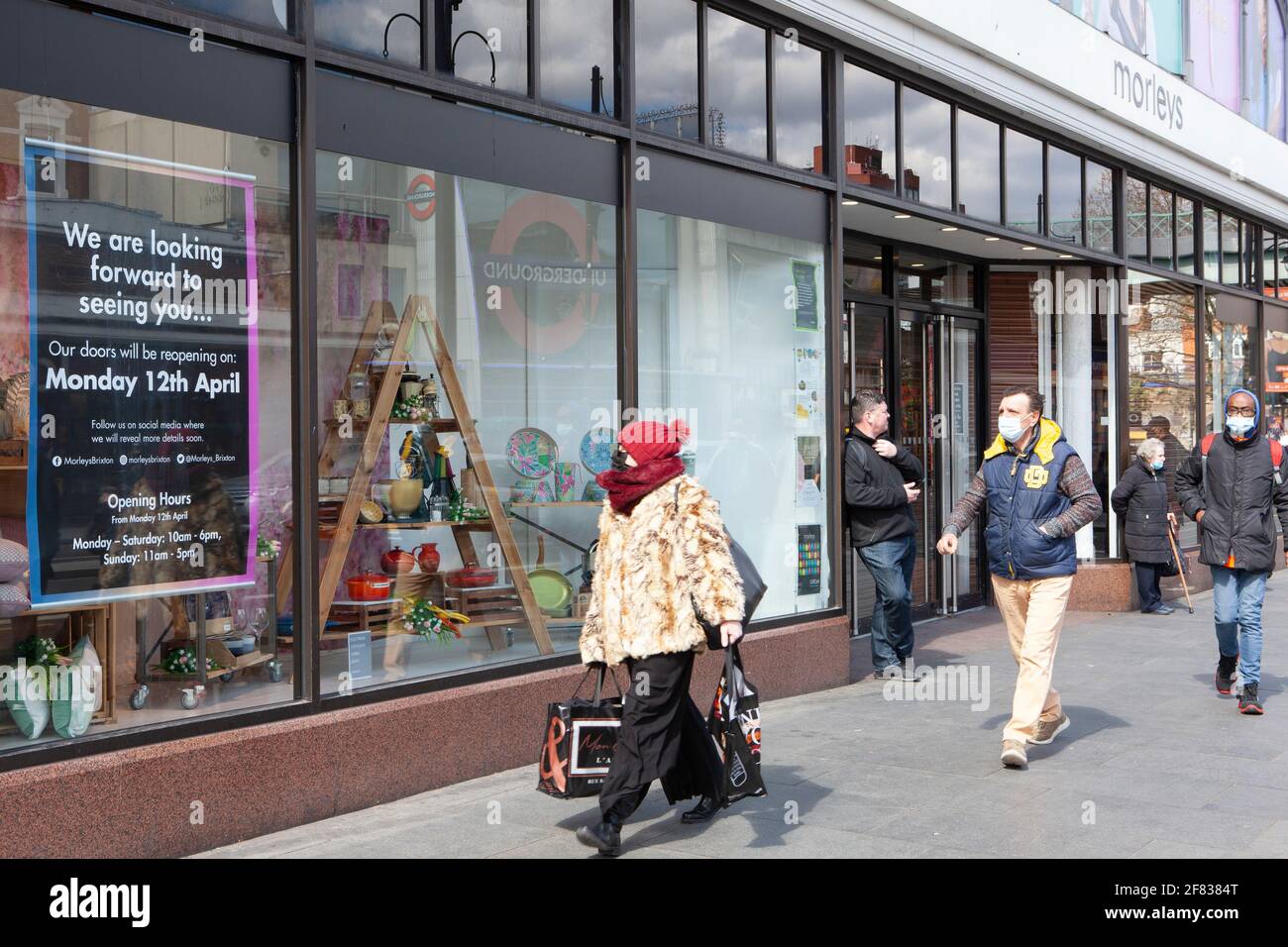 London, Großbritannien, 11. April 2021: In Brixton bereitet sich das Kaufhaus Morley's darauf vor, morgen, dem 12. April, wieder für Kunden zu öffnen, wenn die Sperrbestimmungen nach dem Zeitplan von Boris Johnson gelockert werden. Anna Watson/Alamy Live News Stockfoto