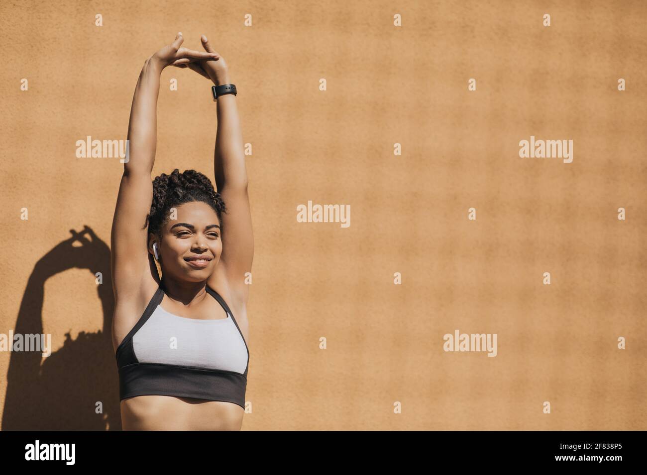 Outdoor-Workout mit Musik, Körperpflegeübungen Stockfoto