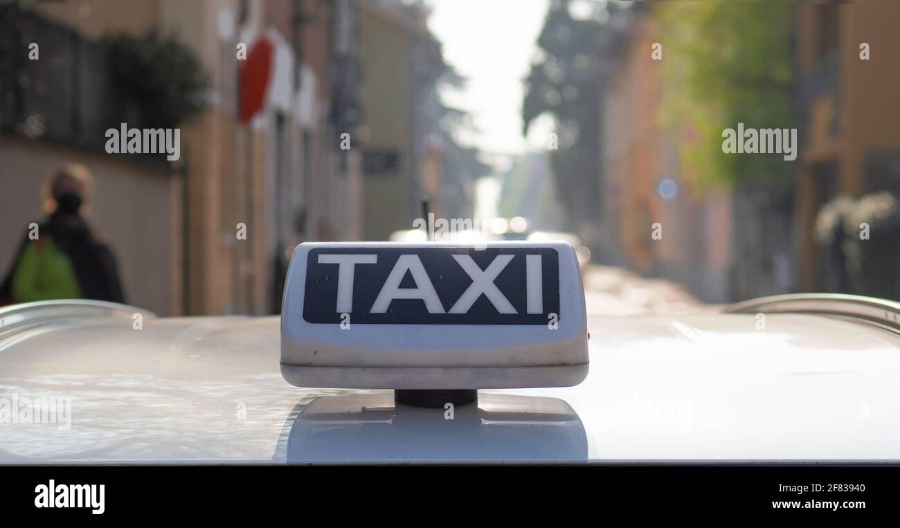 Taxi-Schild auf dem Fahrzeug wartet auf die Passagiere Stockfoto