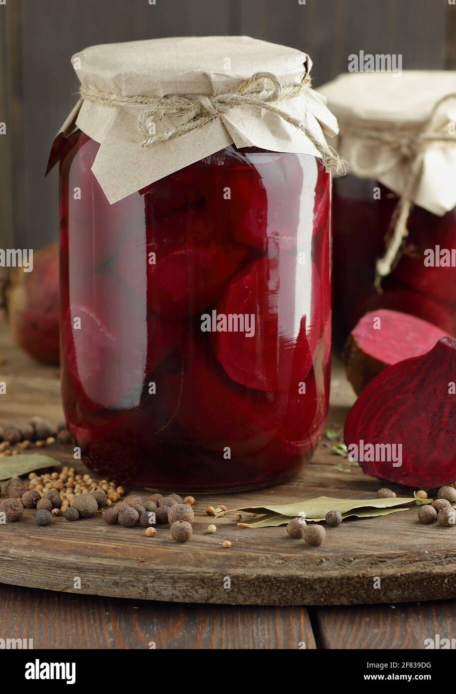 Rote Bete in Glasgefäßen auf rustikalem Holzhintergrund, Nahaufnahme, Lösung zur Lagerung von Lebensmitteln, Konserven, Batch-Garen, Reste sparen, Plastik Fr. Stockfoto