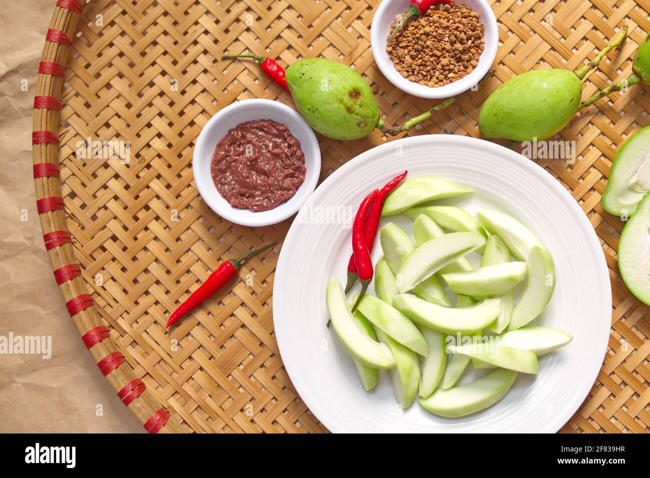 Grüne Mango mit Garnelenpaste auf Bambusblech schneiden Stockfoto