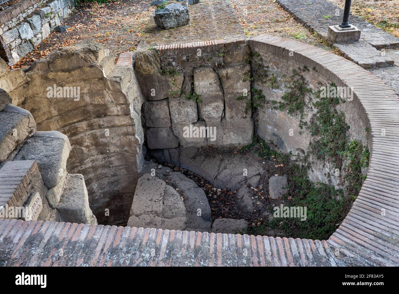 Archaische Zisterne zur Wasserspeicherung aus dem 6. Jahrhundert v. Chr. auf dem Palatin in Rom, Italien Stockfoto