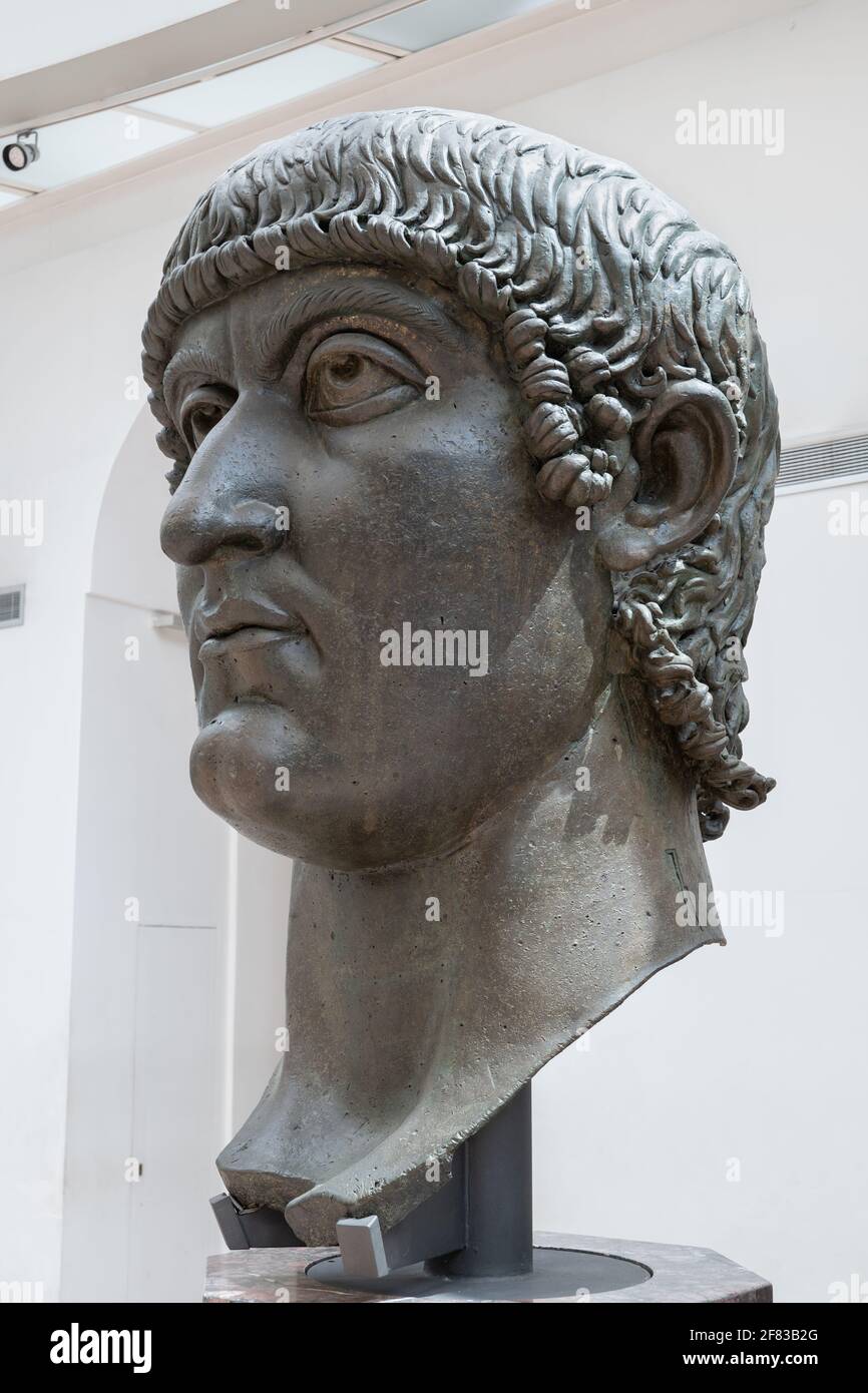 Kolossaler Kopf von Kaiser Konstantin (um 337 n. Chr.) in den Kapitolinischen Museen (Musei Capitolini) in Rom, Italien Stockfoto