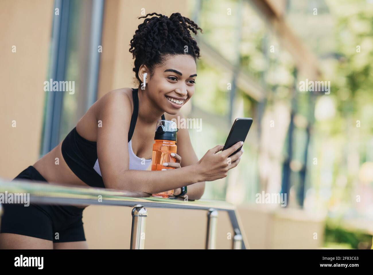 Sport- und Trainingspausen, Wasser trinken für die Gesundheitsversorgung im Freien Stockfoto