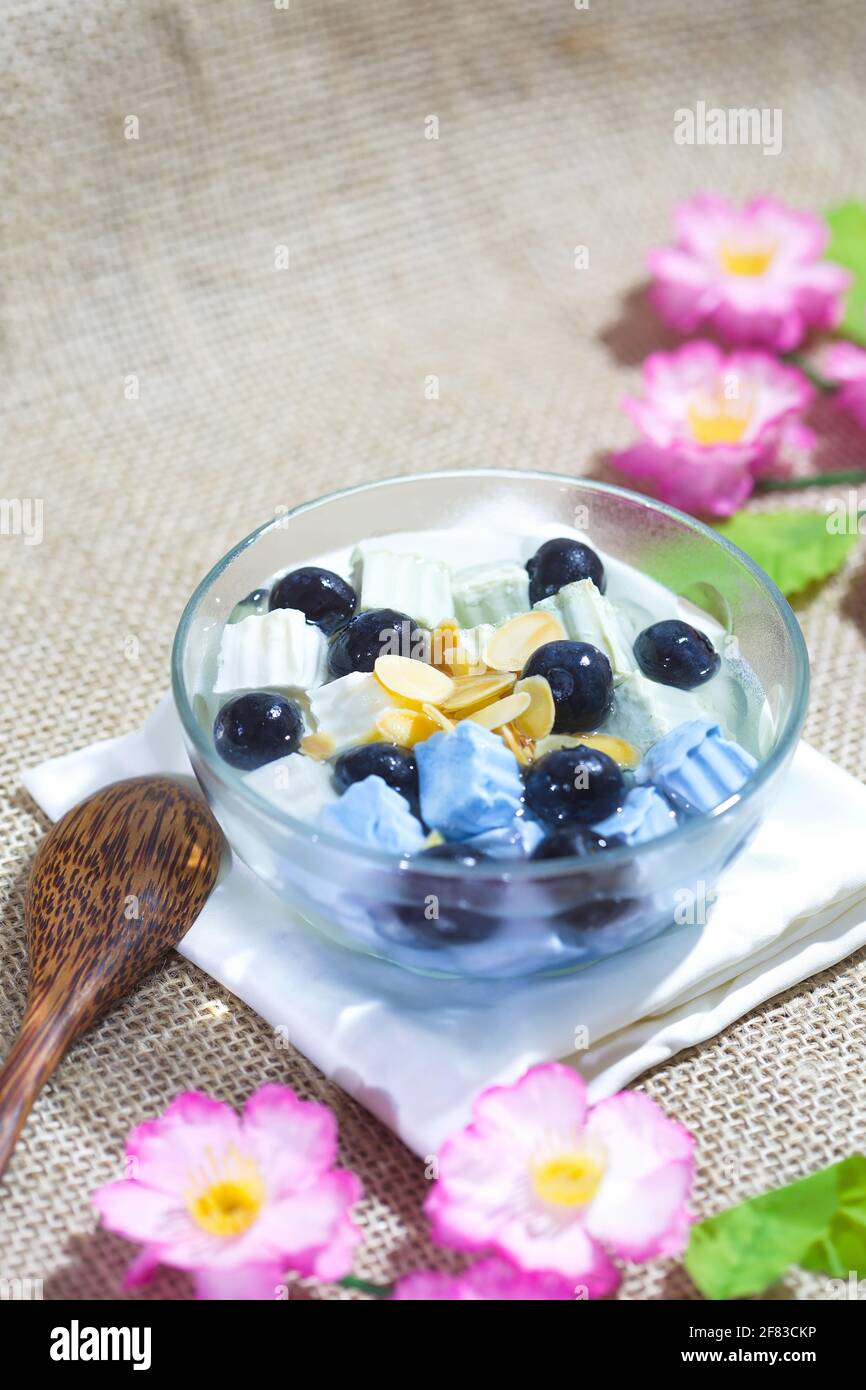 Khuc Bach Sweet Gruel - Süße Suppe mit verschiedenen Gelees Pudding und Heidelbeeren Belag Stockfoto