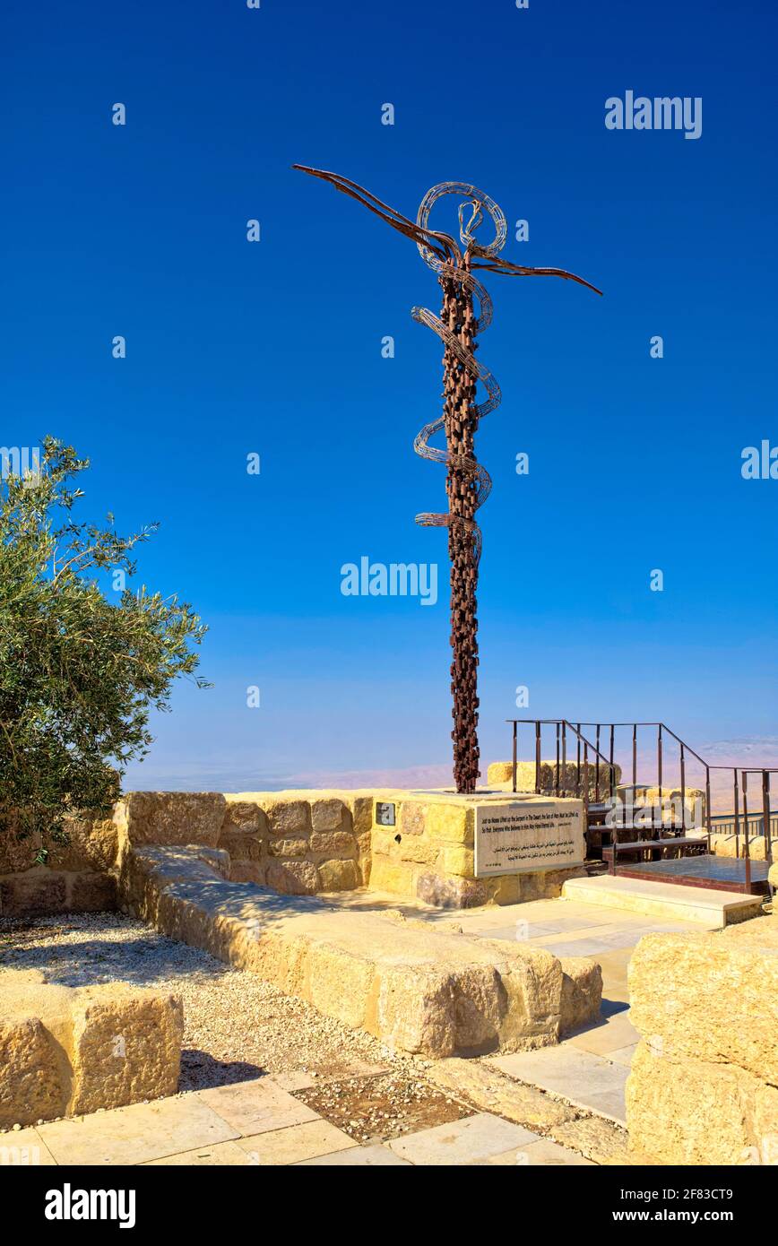 Im Mount Nebo steht die Skulptur des Serpentinen Kreuzes am Brazen Serpent Monument auf dem Berg im Mittelpunkt. Es ist ein modernes Replikat erstellt Stockfoto