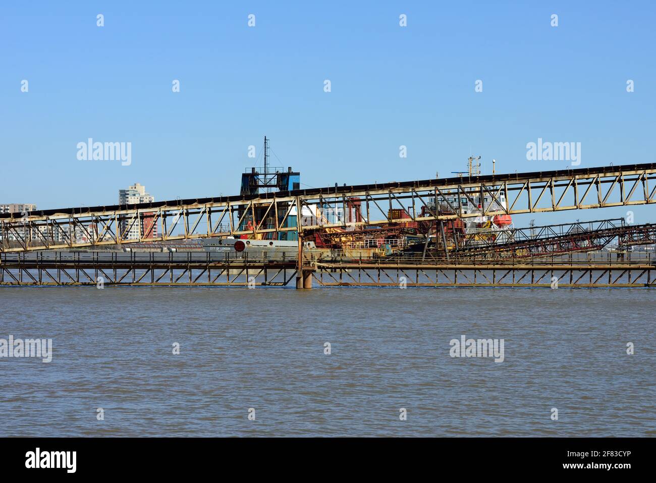 City of London Aggregate Ship and Conveyors, Thames River Estuary Greenwich Peninsula, London, Vereinigtes Königreich Stockfoto